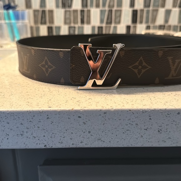 Like New Louis Vuitton Spray LV 40MM Reversible Belt Silver Buckle - Picture 3 of 6